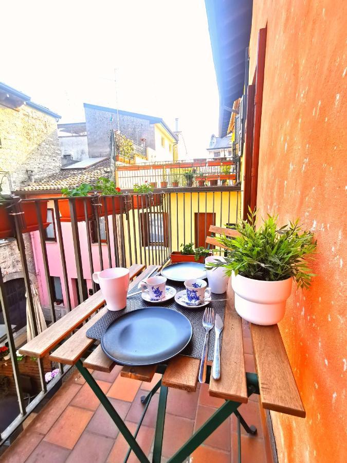 Old Town Apartment With Terrace - Live Love Lake Peschiera del Garda Extérieur photo